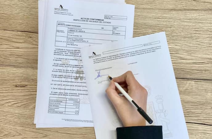 Firma de un acta de conformidad en una inspección de la AEAT