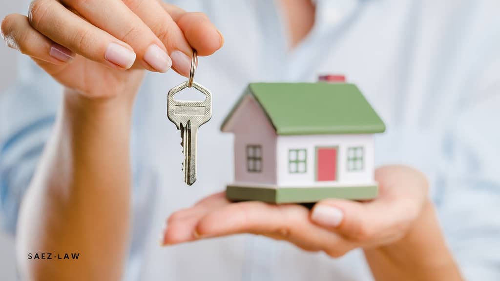Llaves de una vivienda sobre una mano, representando la compra de una nueva vivienda habitual.