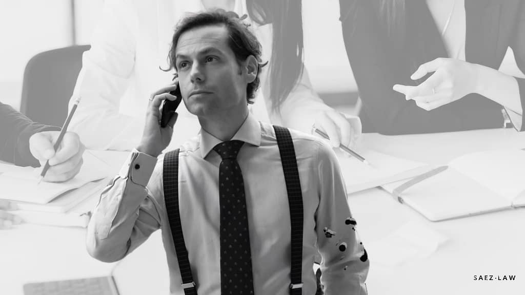 Abogado fiscalista atendiendo una consulta profesional.