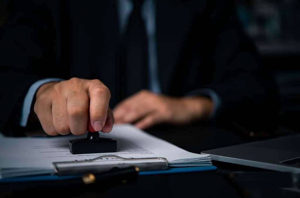 Experto fiscalista analizando un informe tributario