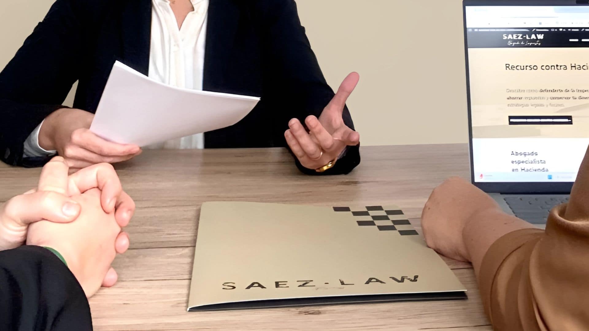 Consulta con un abogado especialista en fraude fiscal y delitos tributarios.