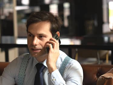Abogado fiscalista hablando al teléfono con la Inspección de Hacienda
