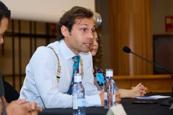 Álvaro Sáez en una ponencia en A Coruña