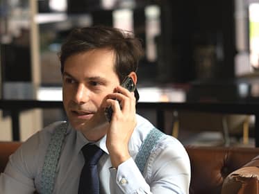 Abogado fiscalista hablando al teléfono con la Inspección de Hacienda